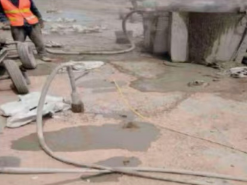 绵阳水泥混凝土路面板底注浆技术 路面脱空注浆整治方案